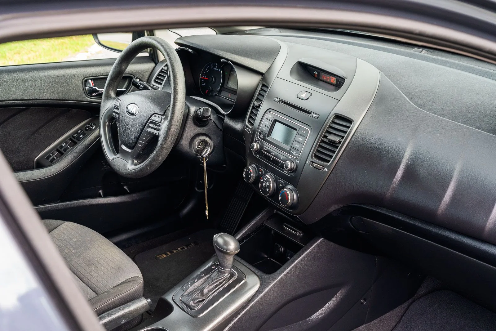 Used 2015  Kia LX image 11