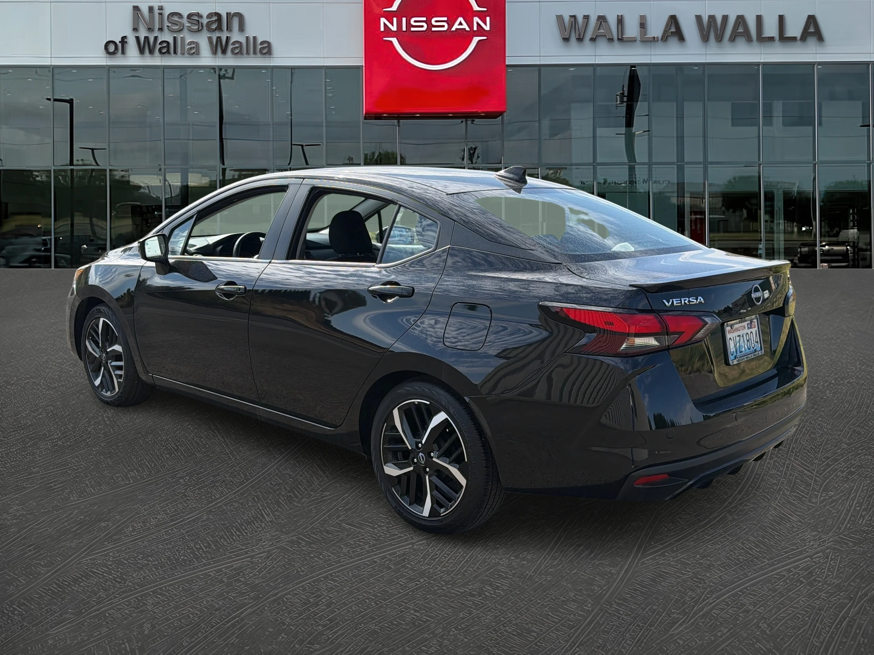 2025 Nissan Versa Sedan SR - Photo 5
