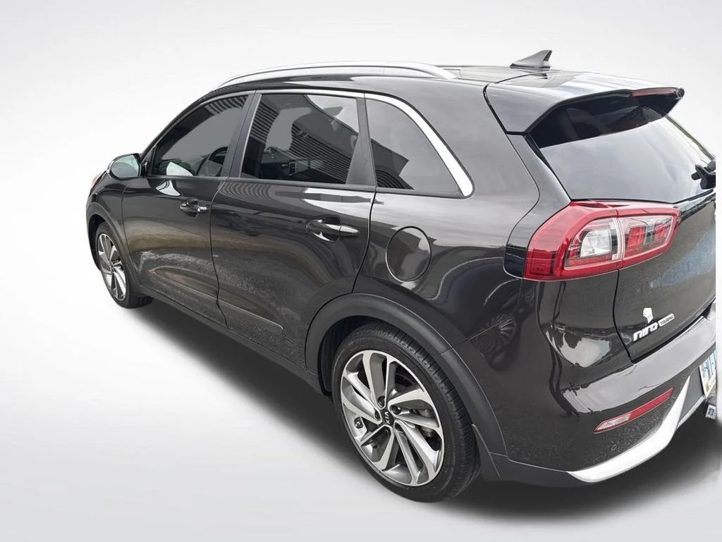 Used 2017 Black Kia Touring image 2