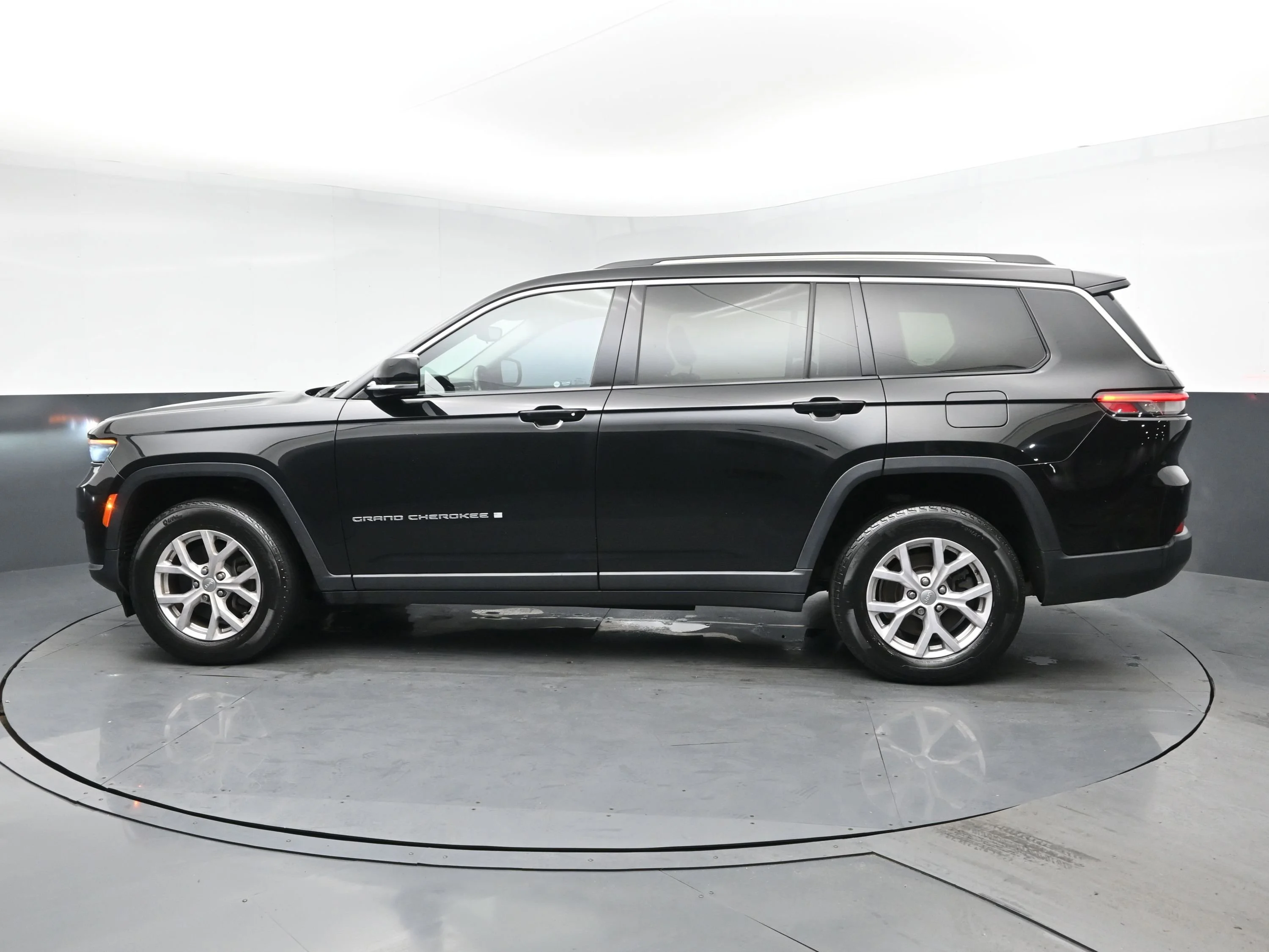 Used 2021 Diamond Black Crystal Pearlcoat Jeep Limited image 4