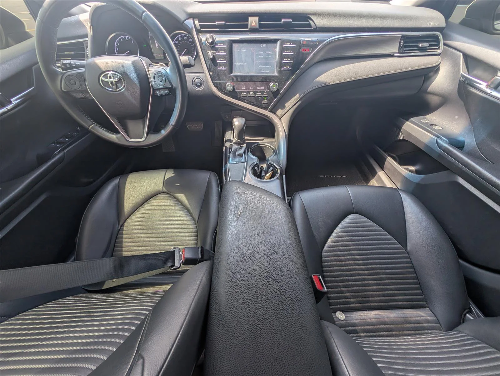 Used 2018 Super White Toyota SE image 31