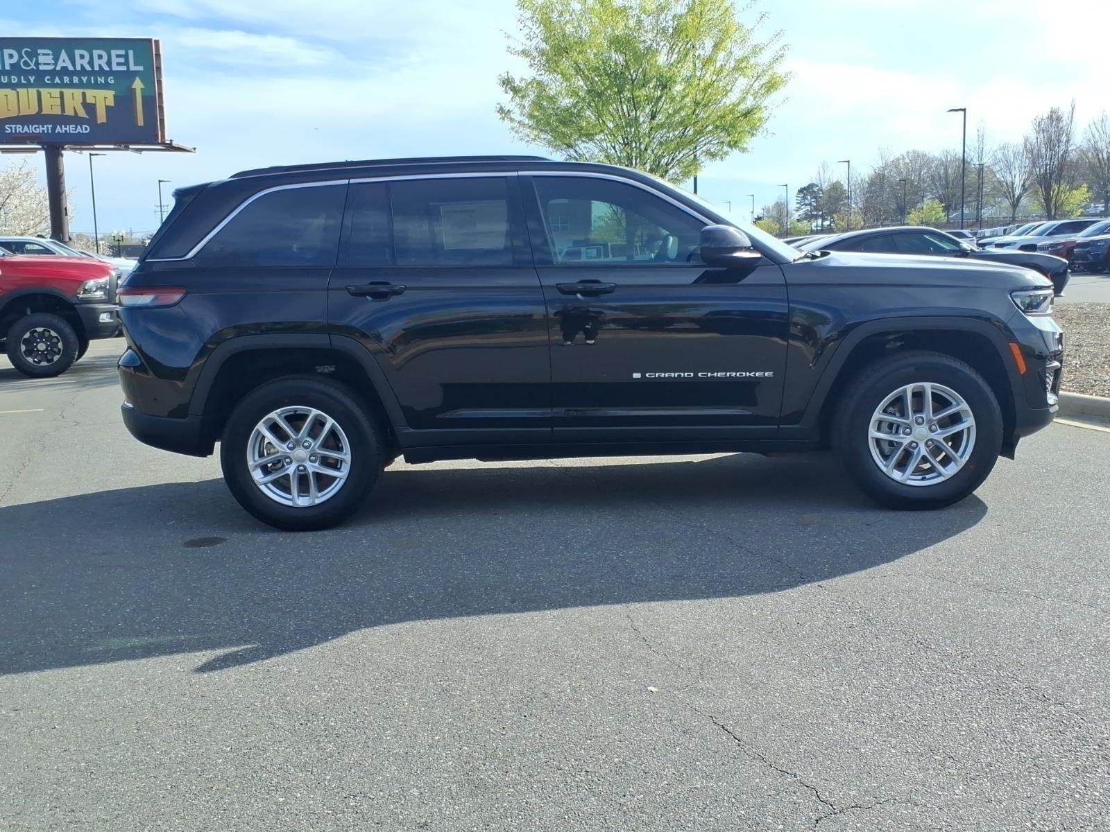 New 2026 Diamond Black Crystal Pearlcoat Jeep Laredo image 7