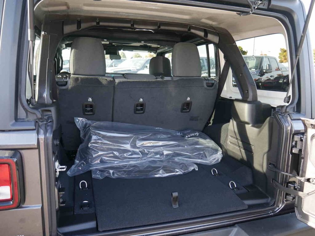 New 2026 Granite Crystal Metallic Clearcoat Jeep Sport S image 7