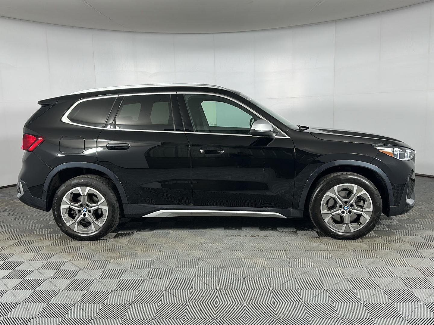 Used 2024 Jet Black BMW xDrive28i image 25