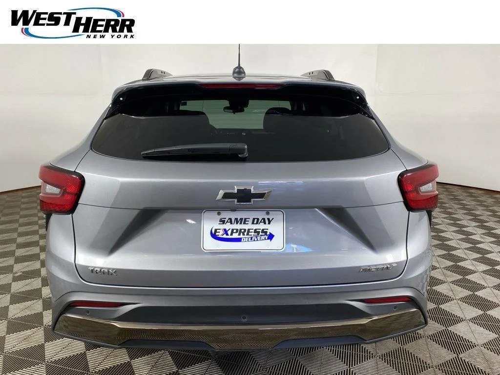 Used 2025 Sterling Gray Metallic Chevrolet FWD ACTIV image 17