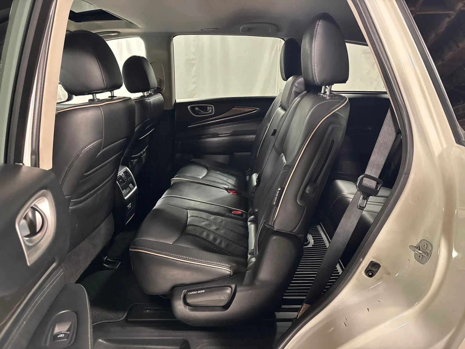 Used 2019 White INFINITI LUXE image 5