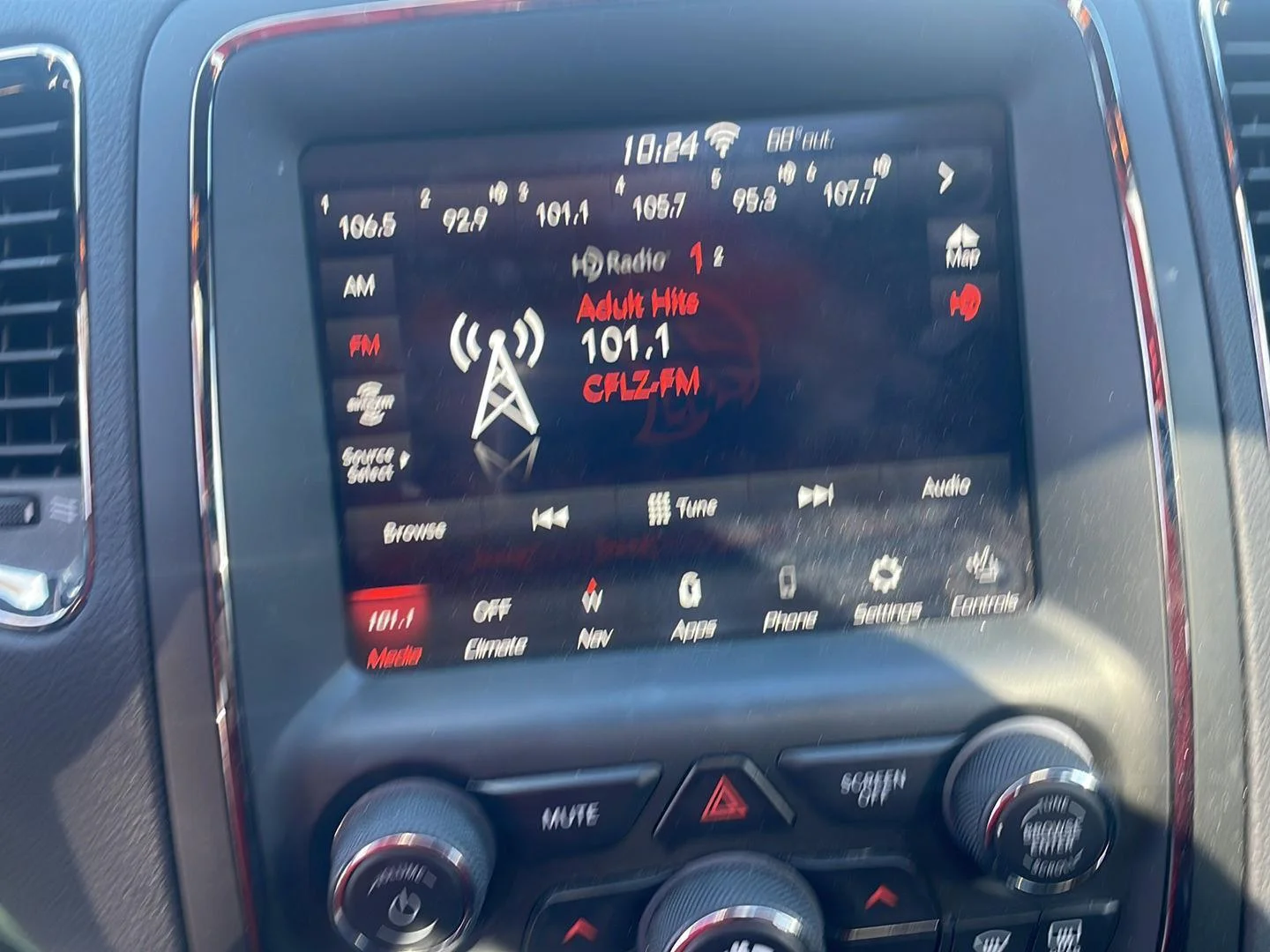 Used 2020 Granite Crystal Metallic Dodge R/T image 4