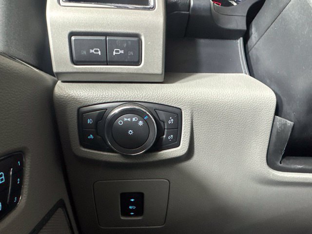 Used 2016 White Ford Lariat image 19