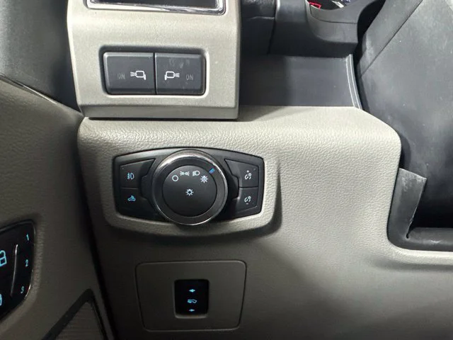 Used 2016 White Ford Lariat image 19