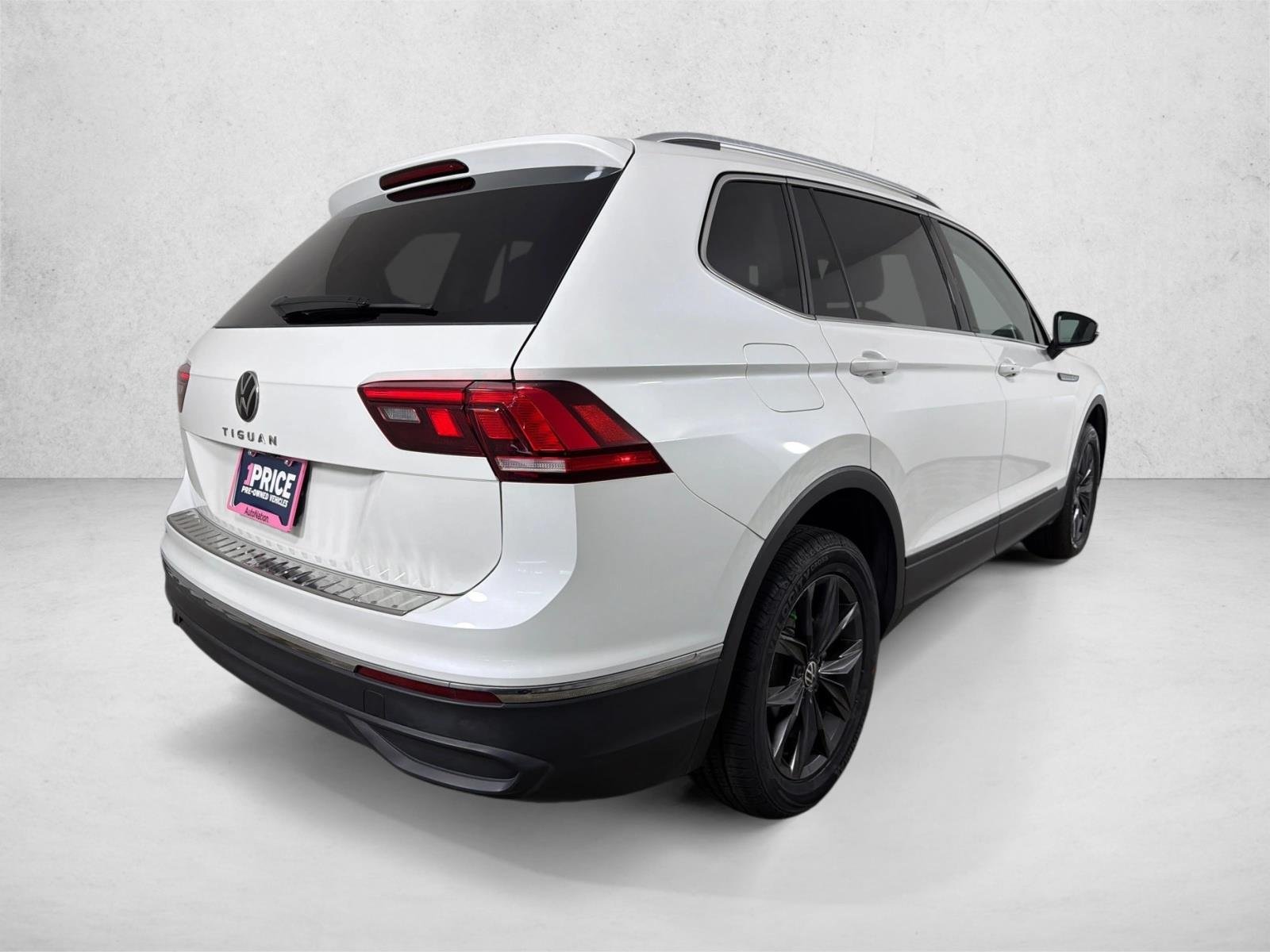 Used 2023 White Volkswagen SE image 3