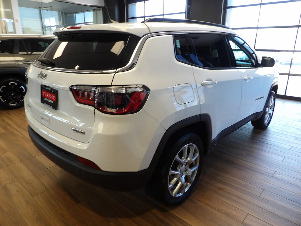 Used 2024 Bright White Clear Coat Jeep Latitude Lux image 6