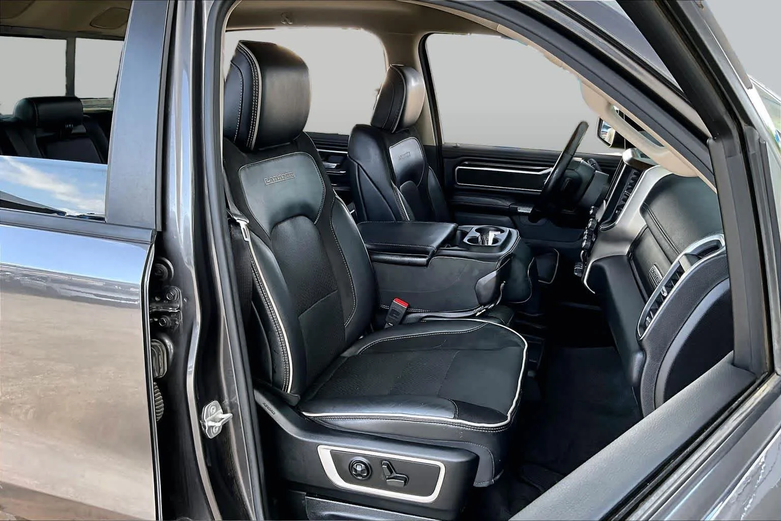 Used 2021 Granite Crystal Metallic Clearcoat Ram Laramie image 9