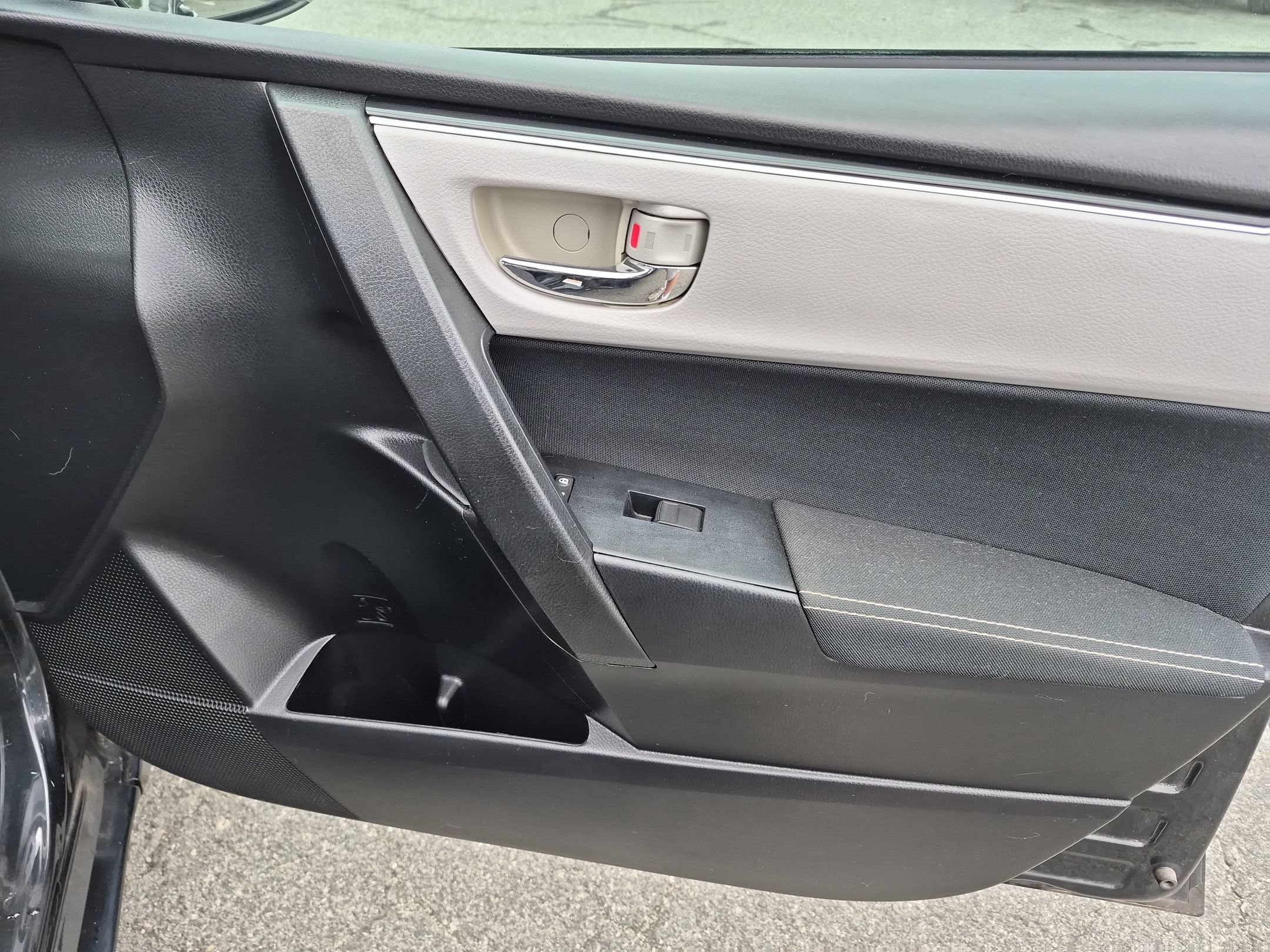Used 2018  Toyota L image 31