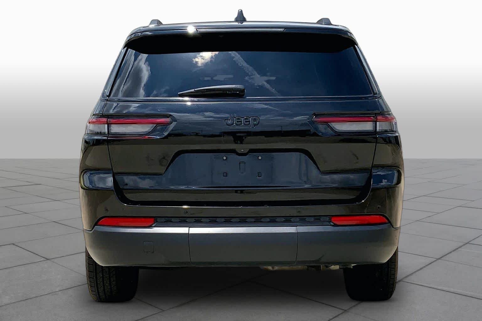 Certified Used 2023 Diamond Black Jeep Altitude image 5