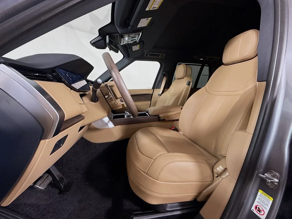 New 2026 Eiger Grey Land Rover SE image 11