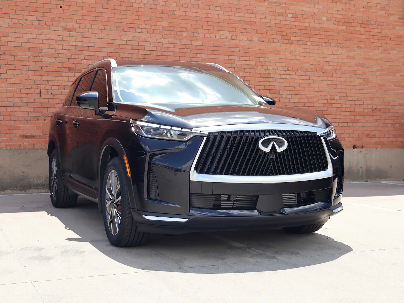 New 2027 MINERAL BLACK INFINITI Luxe FWD image 3
