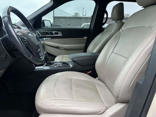 Used 2018 Platinum Dune Metallic Ford Limited image 21