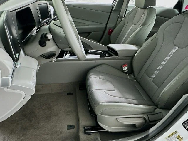 New 2026 Hyundai ELANTRA SE