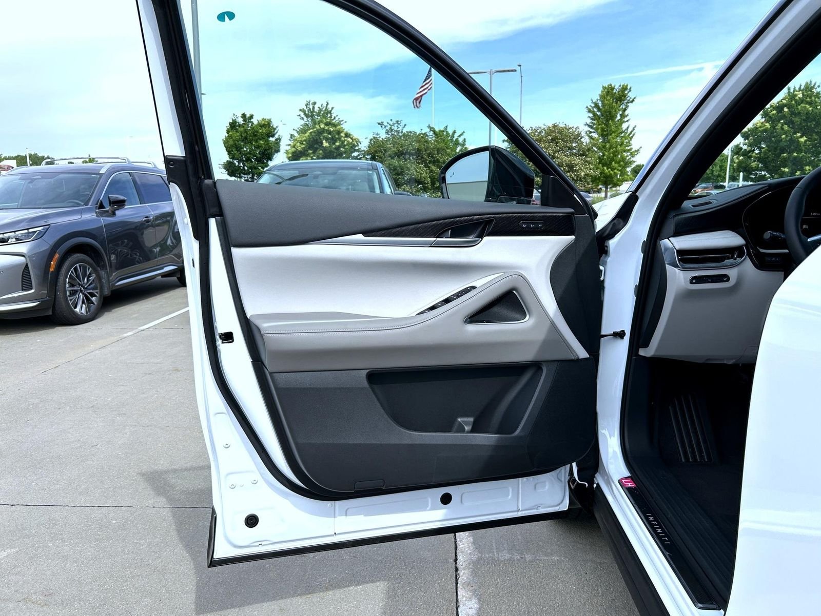 New 2027 2T RAD WHT INFINITI Autograph AWD image 9