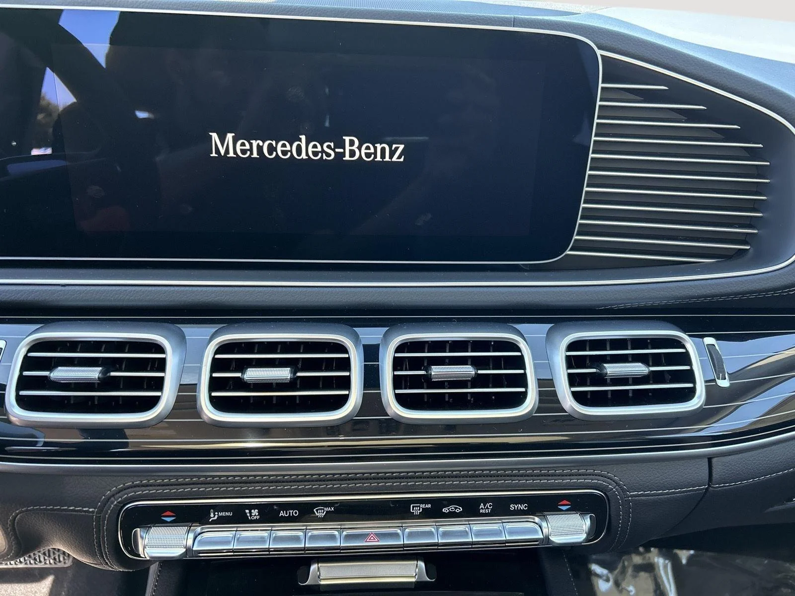 New 2026 MANUFAKTUR Moonlight White Metallic Mercedes-Benz GLE 350 image 15