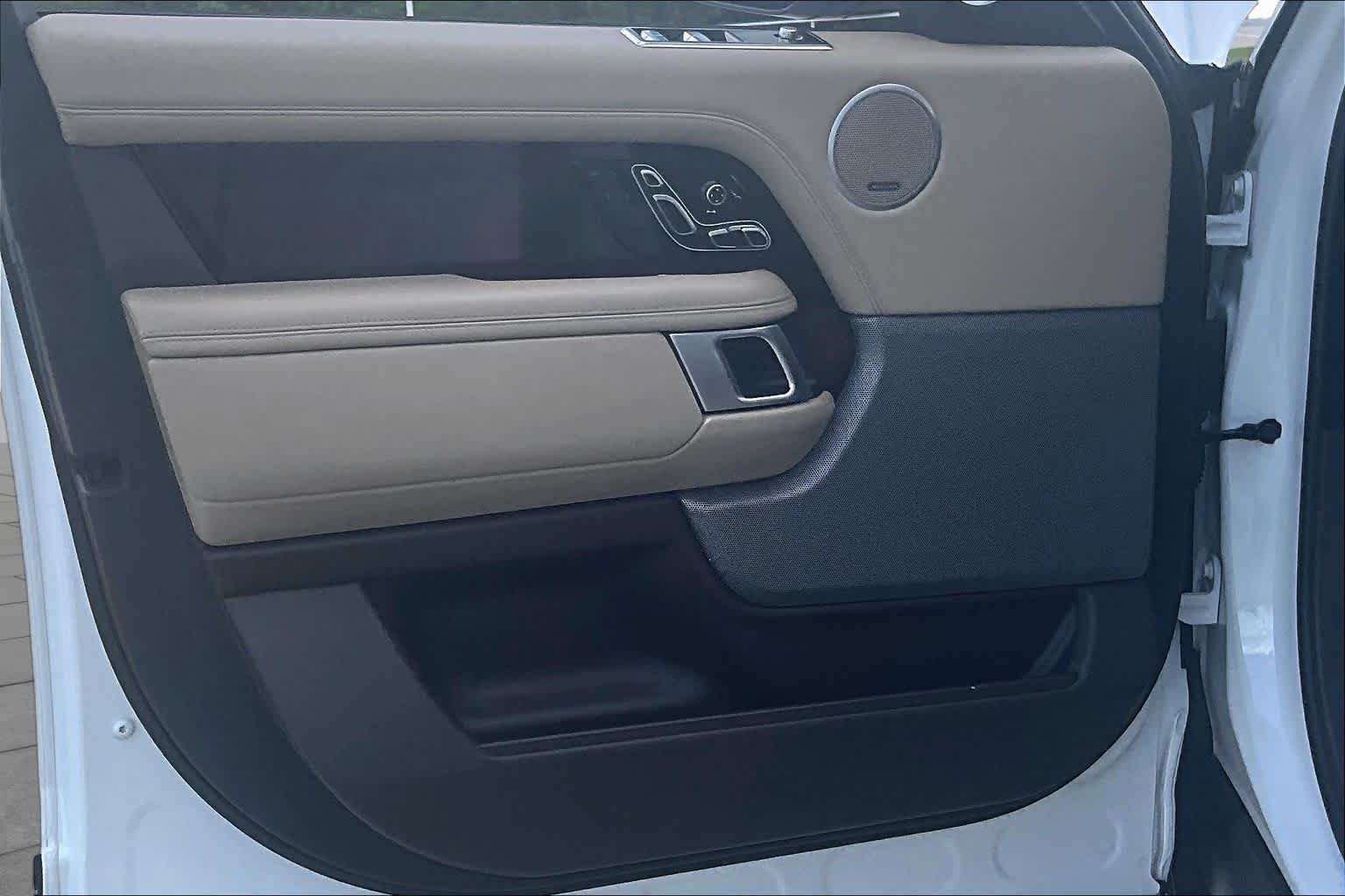 Used 2018 Fuji White Land Rover HSE image 24