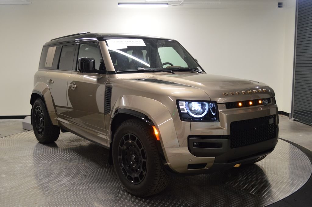 Used 2025 Gold Land Rover V8 image 9