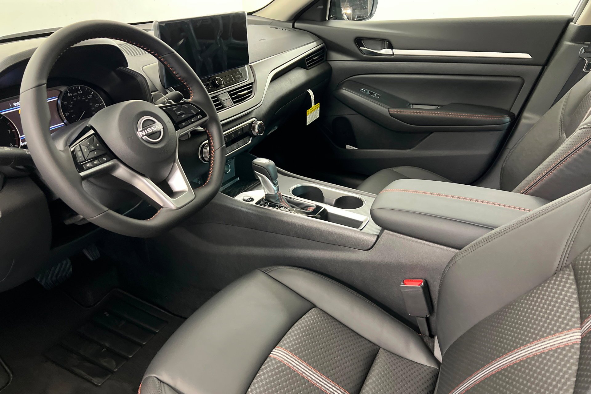 New 2026 Gray Sky Pearl / Super Black Two-tone Nissan SR image 16