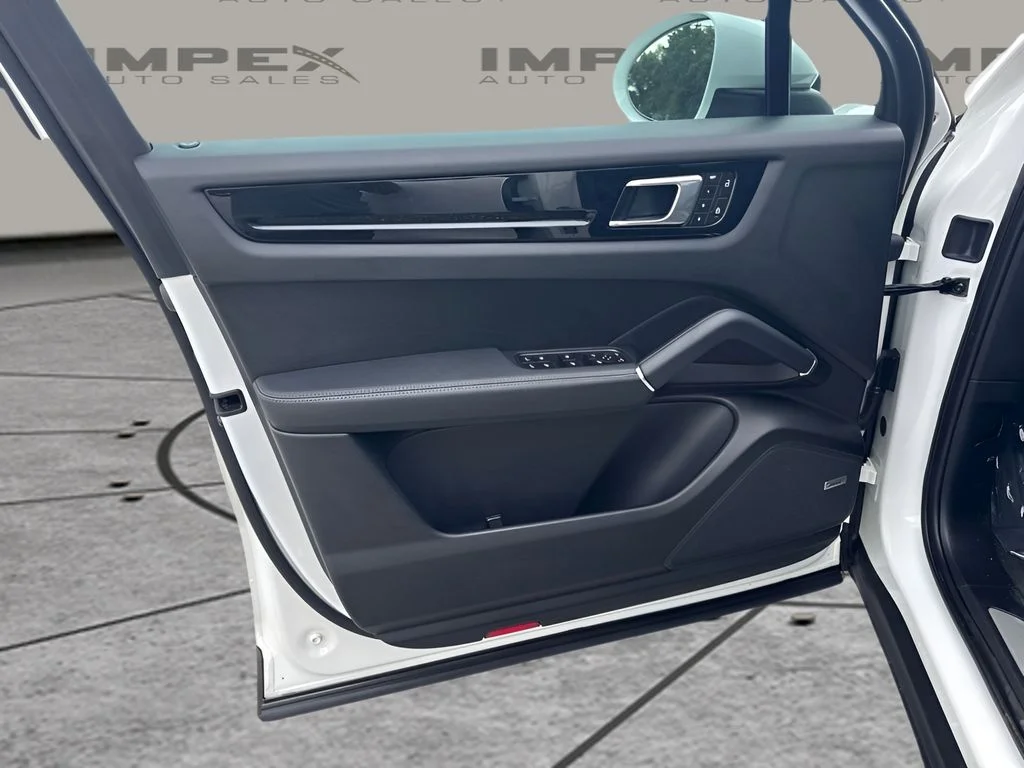 Used 2023  Porsche Base image 19