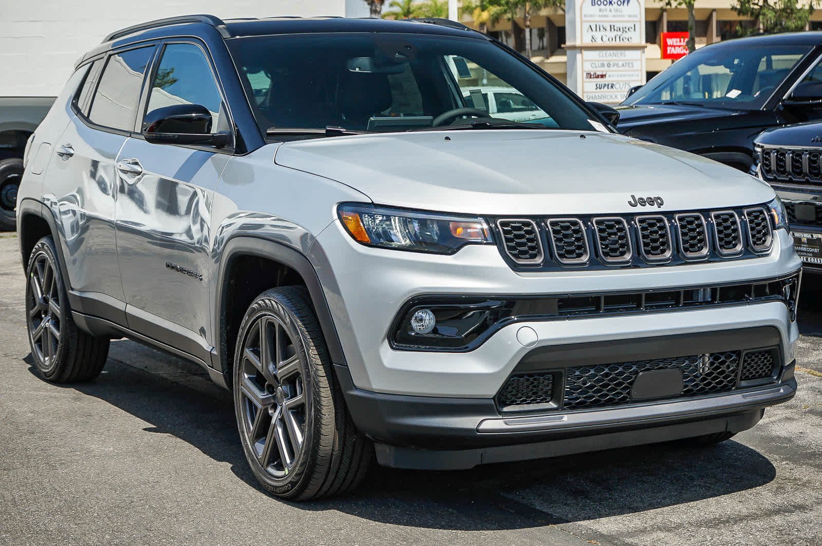 New 2026 Silver Zynith Metallic Clear-Coat Exterior Paint Jeep Limited Altitude image 3