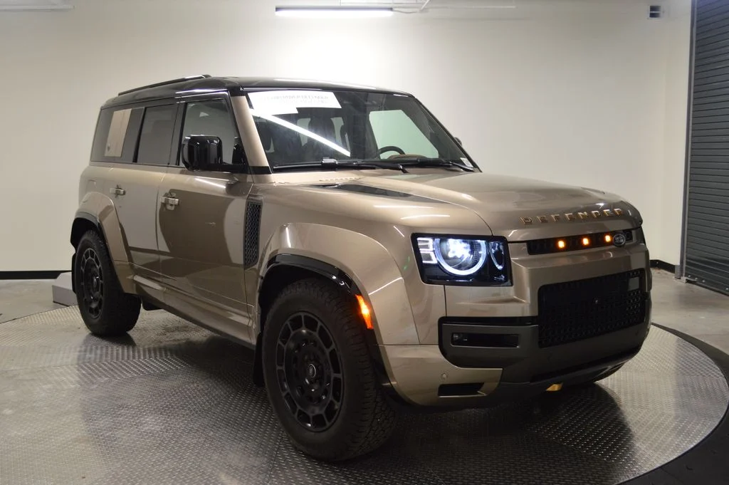 Certified Used 2025 Gondwana Stone Metallic Land Rover V8 image 9