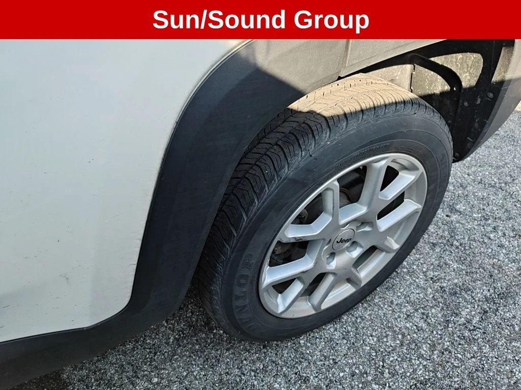 Used 2022 White Jeep Latitude image 4