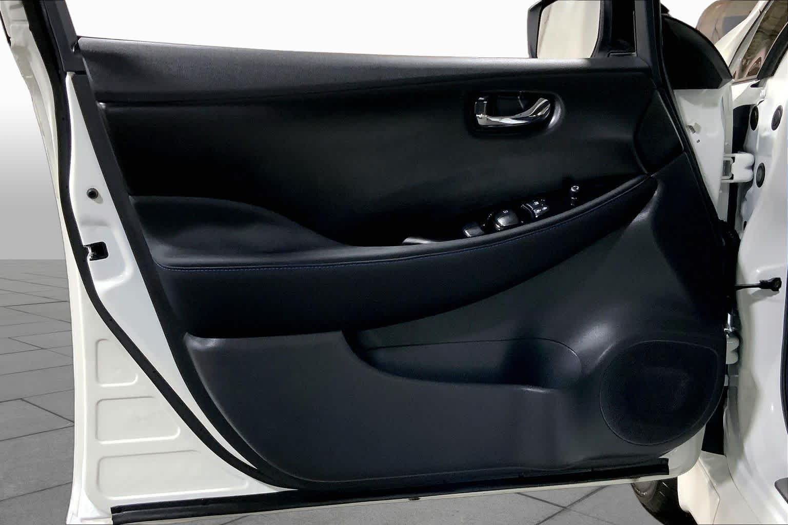 Used 2024 Super Black/Pearl White Nissan SV PLUS image 21