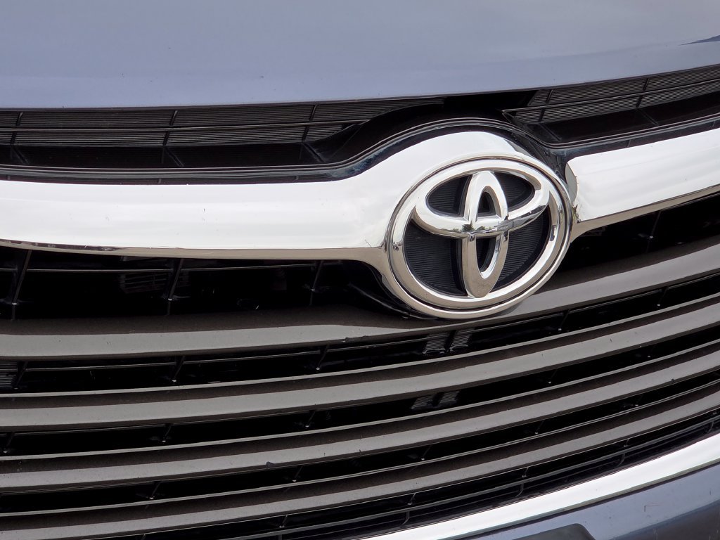 Used 2016 Blue Toyota XLE V6 image 13