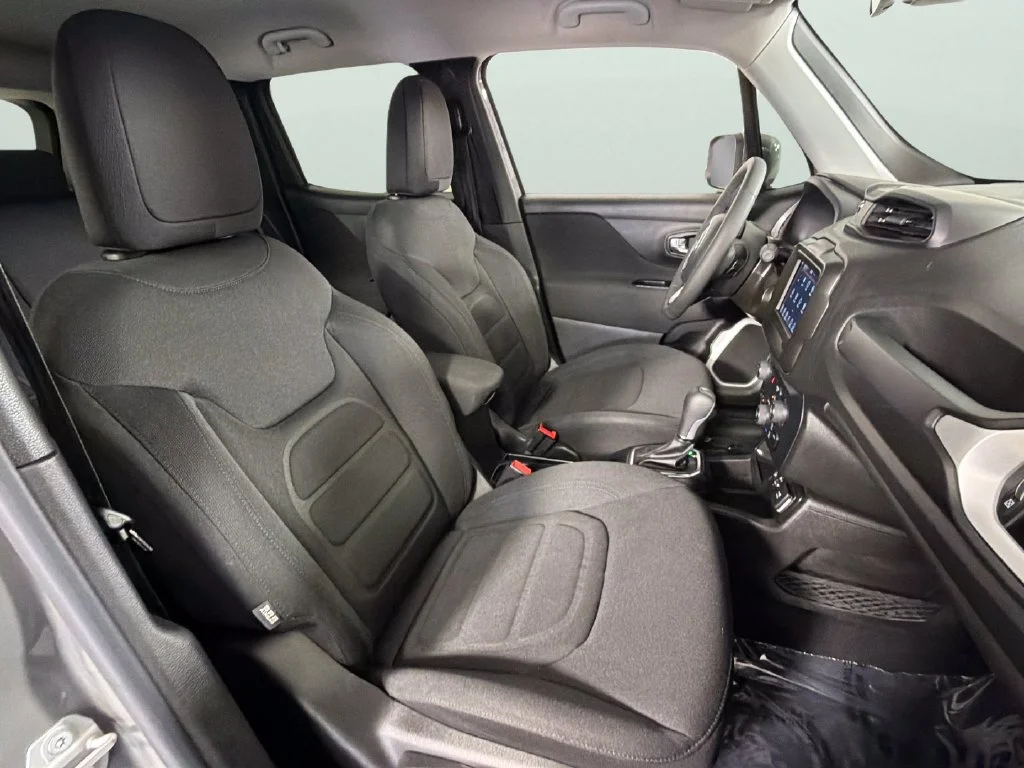 Used 2021  Jeep Latitude image 34