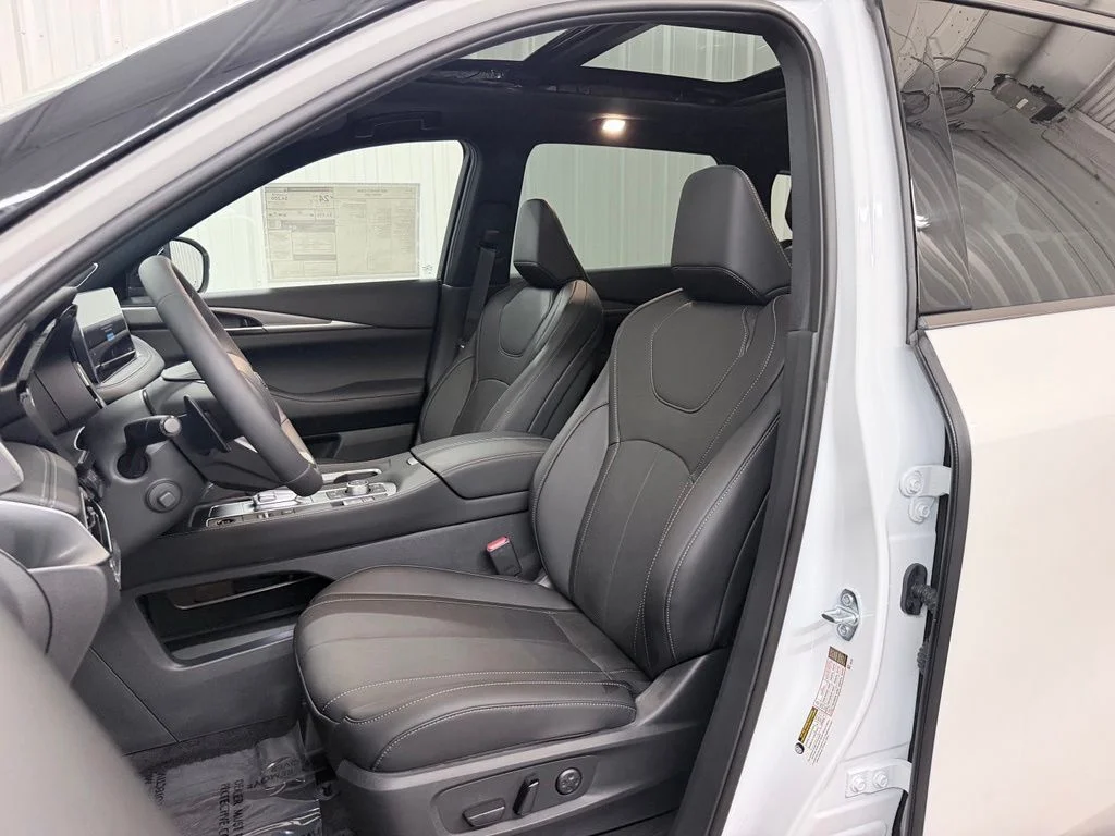 New 2027 2T RAD WHT INFINITI Sport AWD image 13