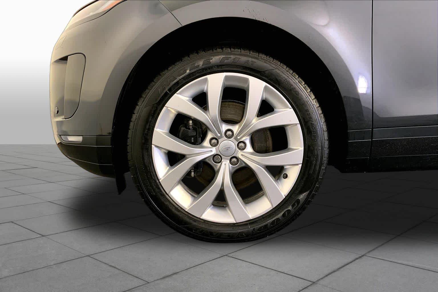 Used 2023 Carpathian Grey Premium Metallic Land Rover SE image 11