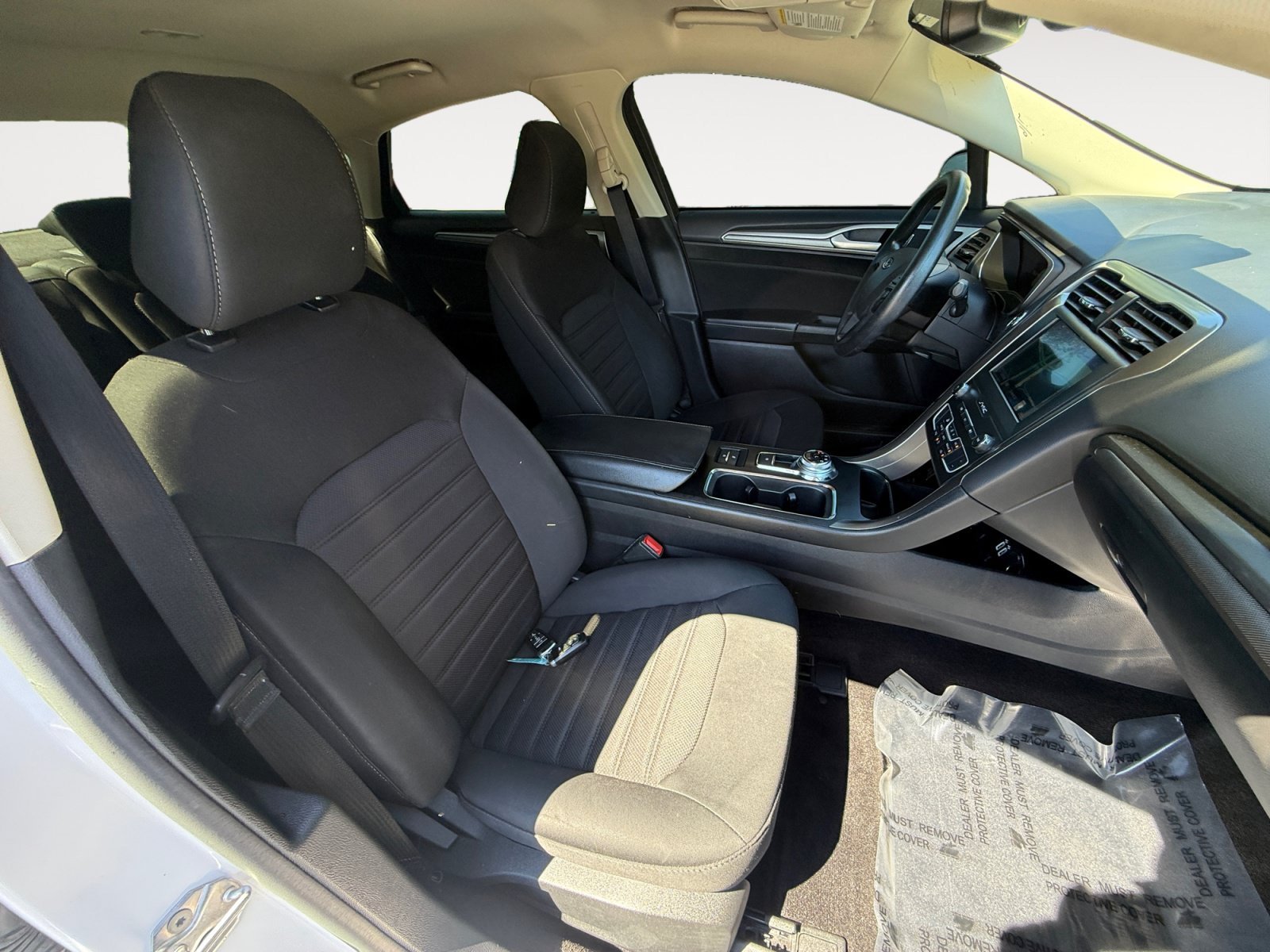 Used 2020 White Platinum Clearcoat Metallic Ford SE image 19