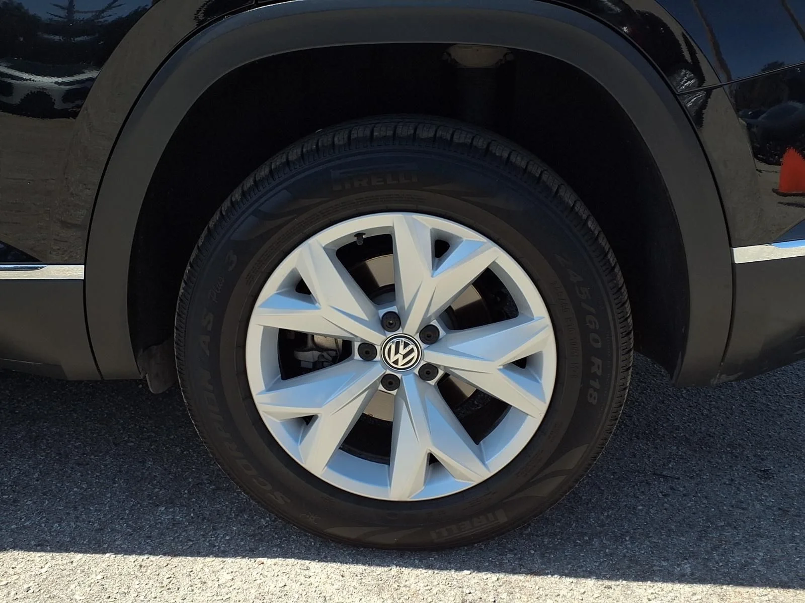 Used 2018 Black Volkswagen SEL image 4