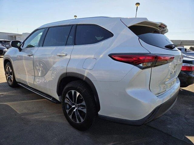 Used 2020 Blizzard Pearl Toyota XLE image 2