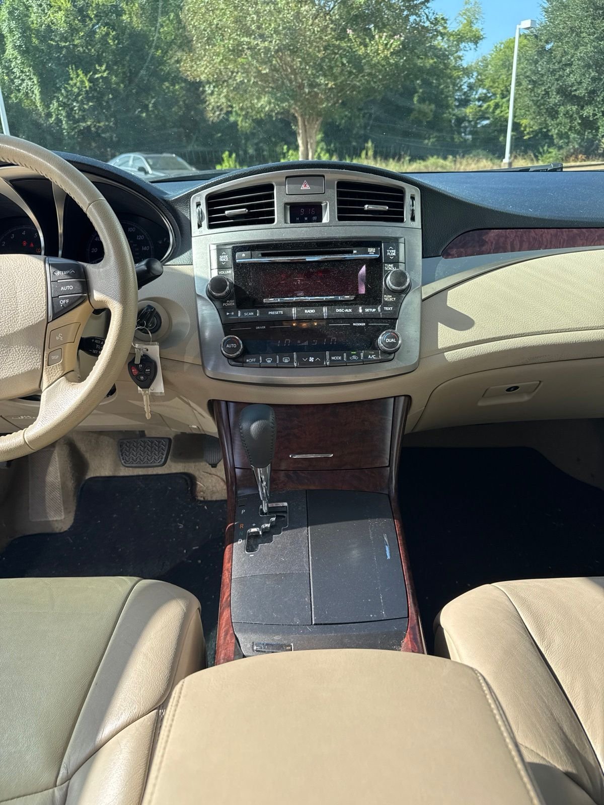 Used 2011 White Toyota Base image 4