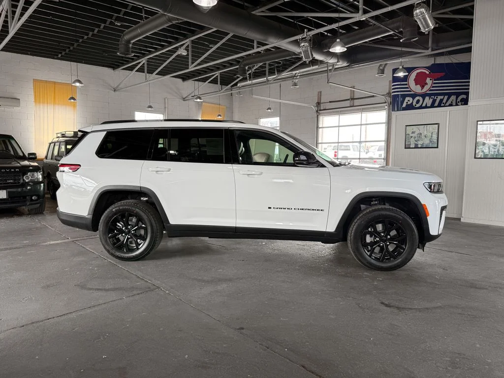 New 2026 White/off-white Jeep Laredo image 4