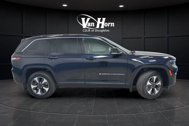 Used 2022 Midnight Sky Jeep 4xe image 8