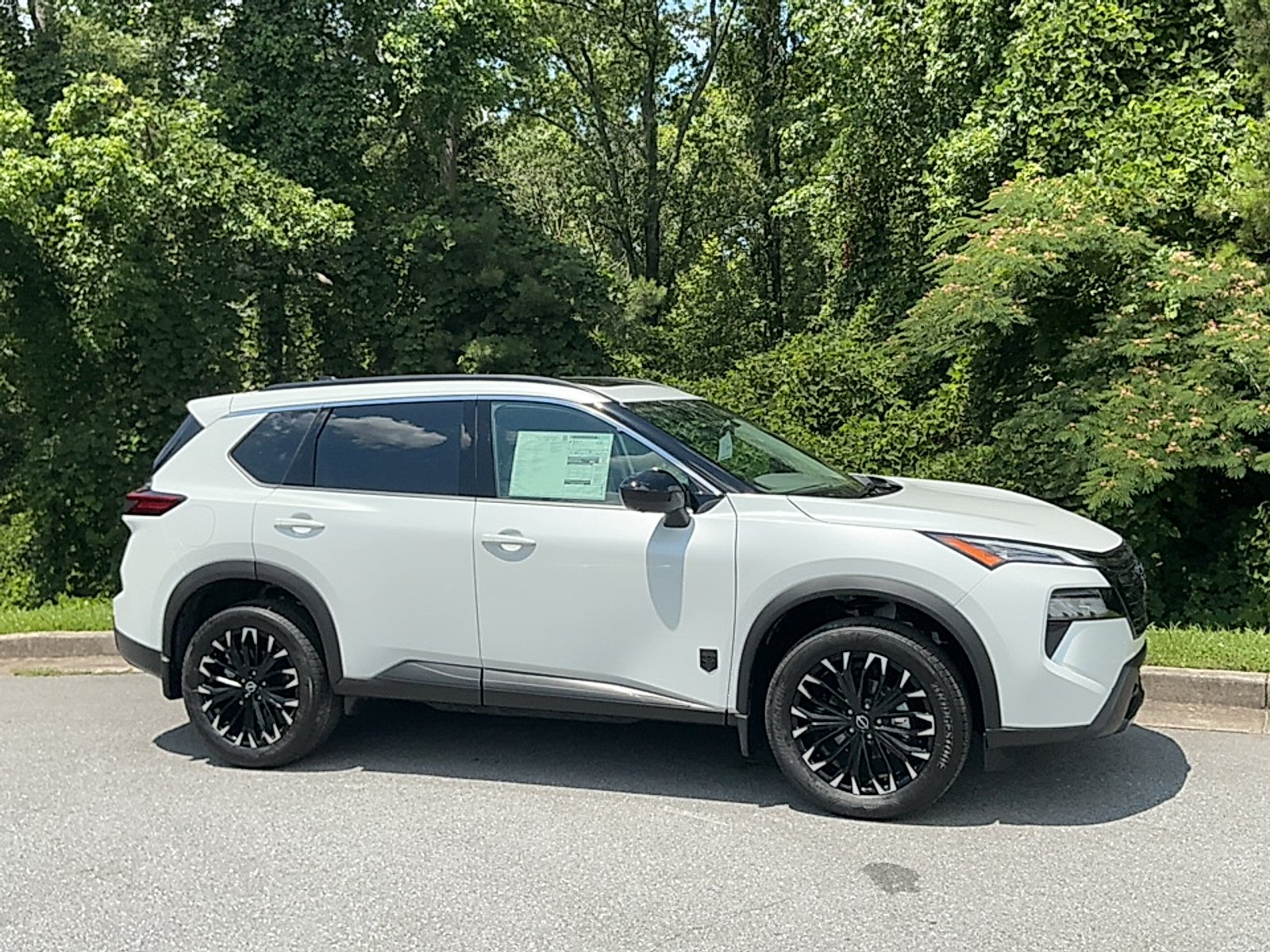 New 2026 Everest White Pearl Tricoat Nissan Dark Armor image 1