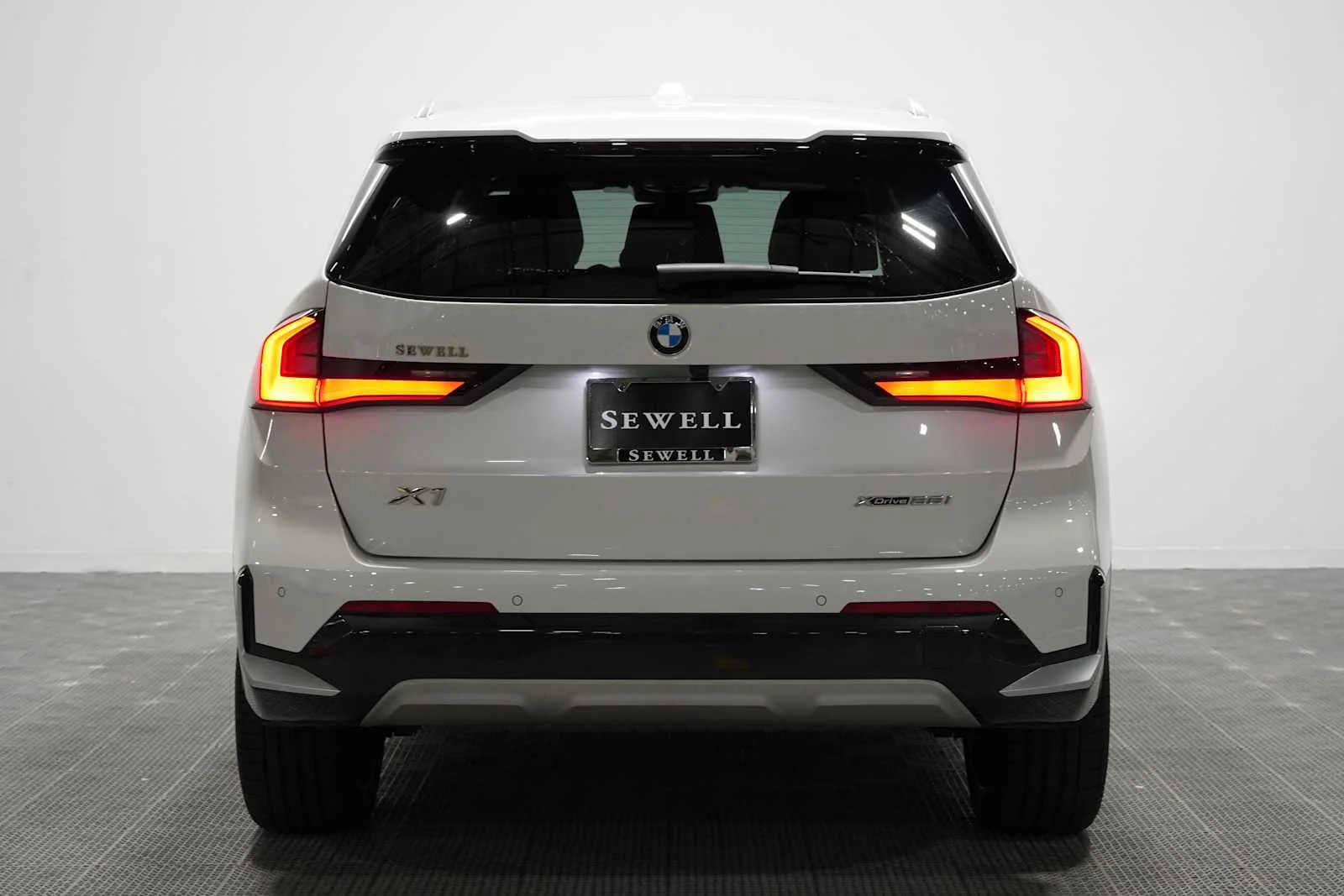 Certified Used 2025 Mineral White Metallic BMW xDrive28i image 4