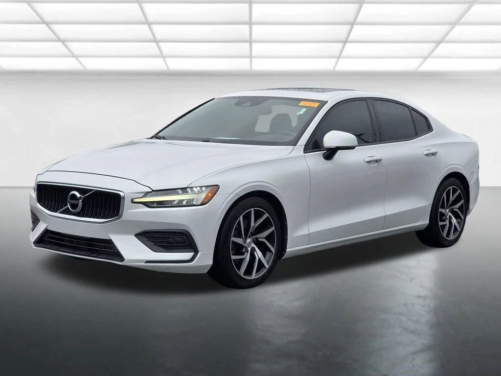 Used 2020 White Volvo T5 Momentum image 2
