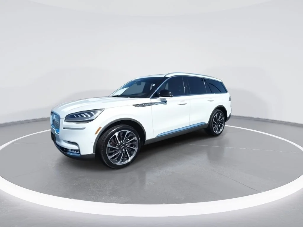 Used 2021 White Lincoln Reserve image 4