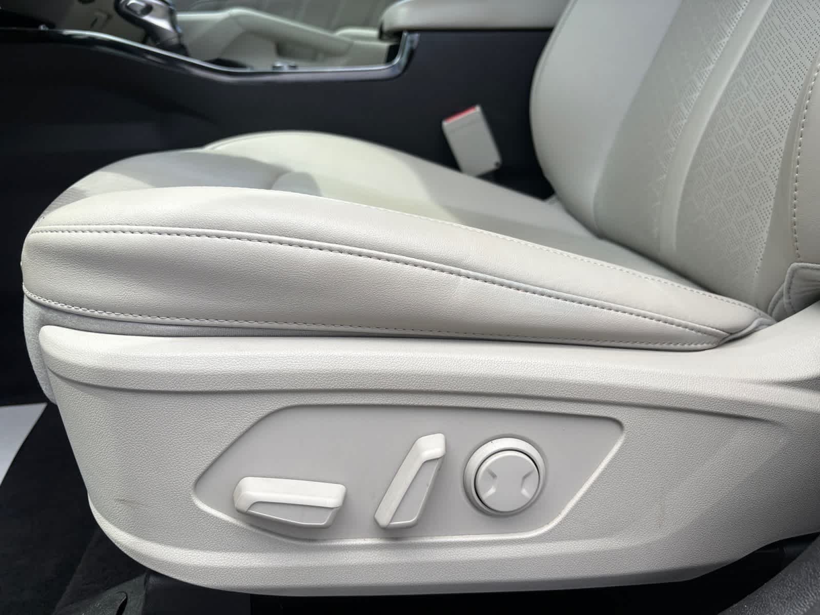 Used 2023 Glacial White Pearl Kia SX image 37