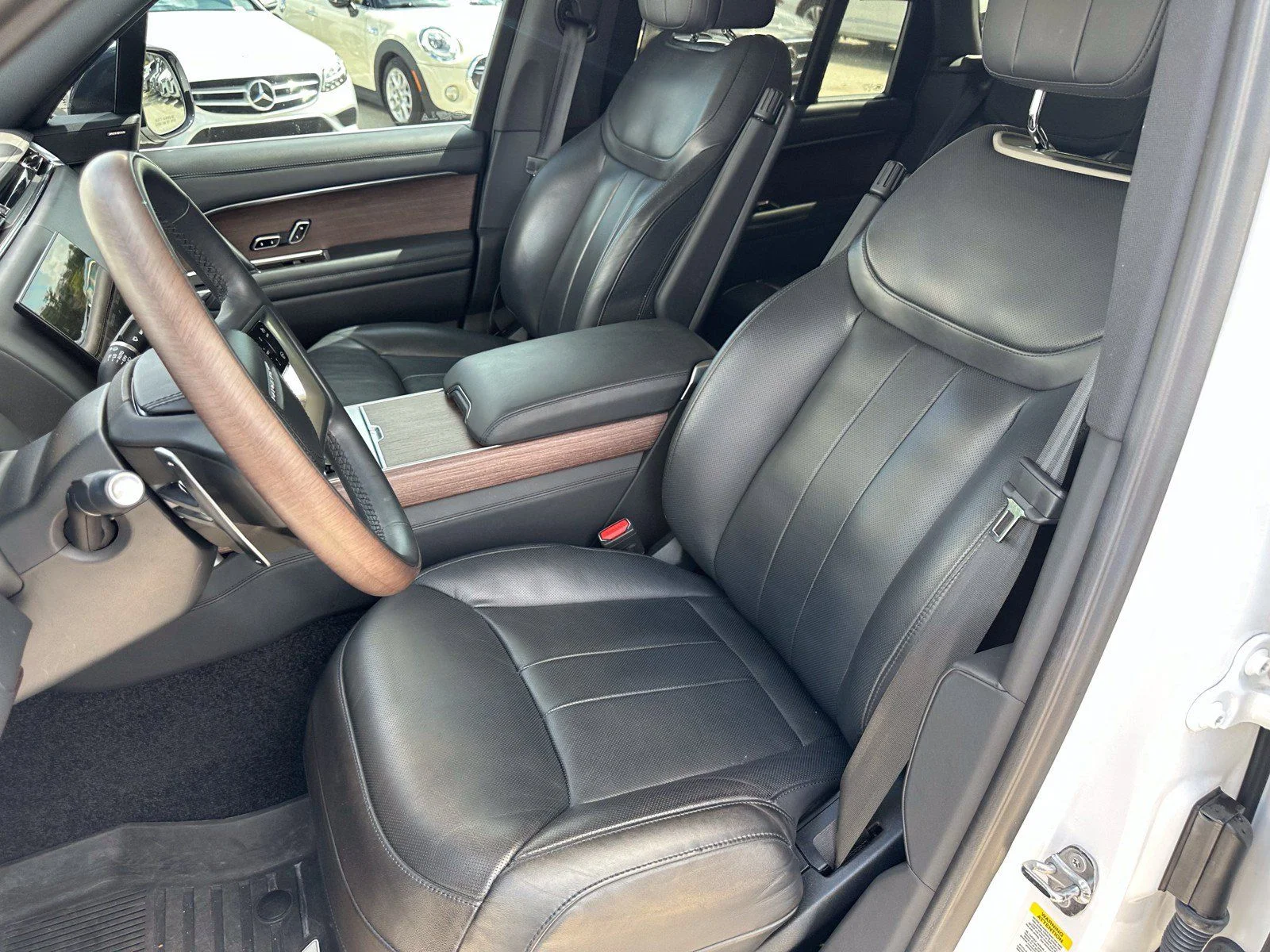 Used 2023  Land Rover SE image 22