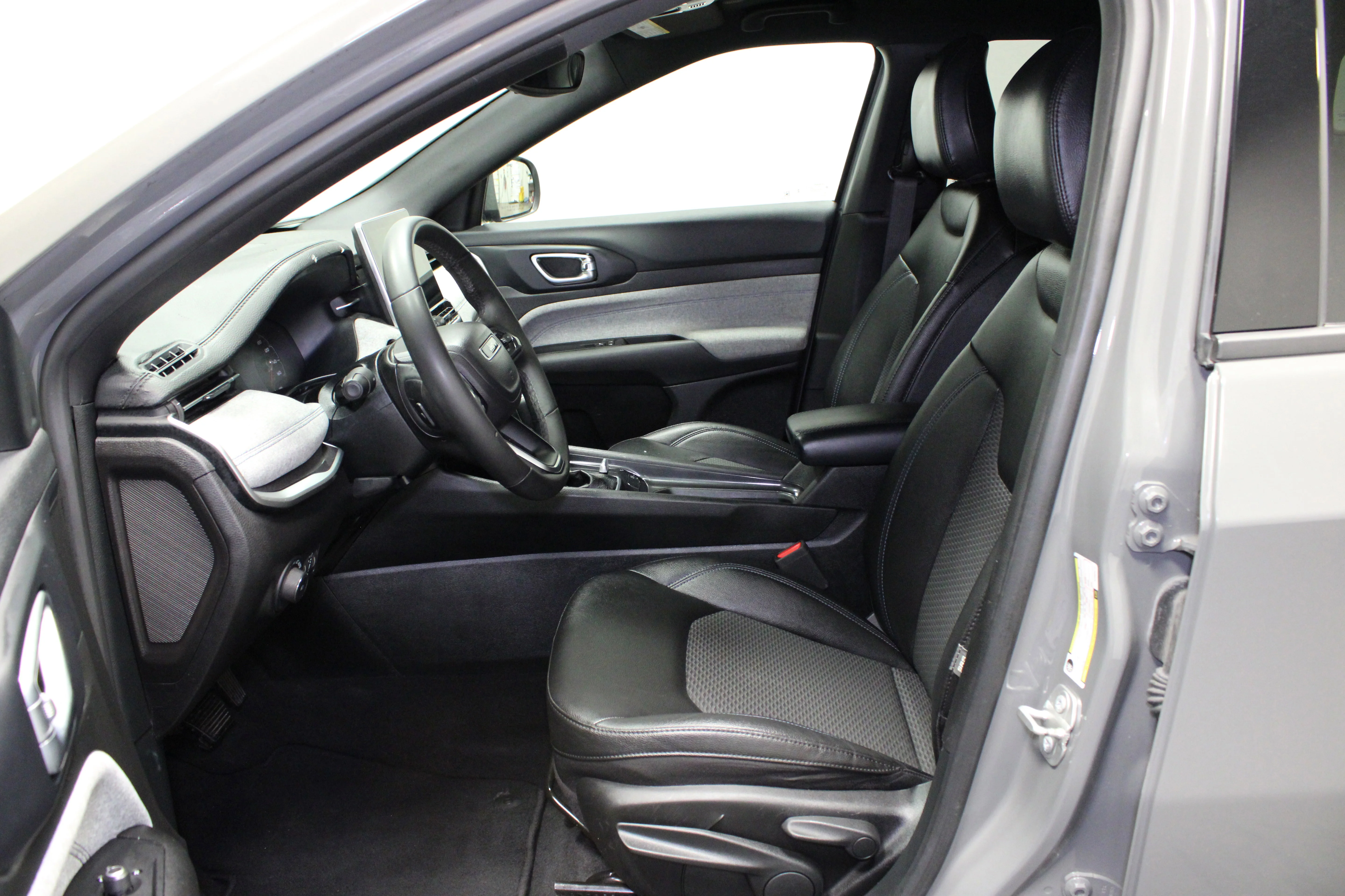 Used 2024 Sting-Gray Clearcoat Jeep Latitude image 12