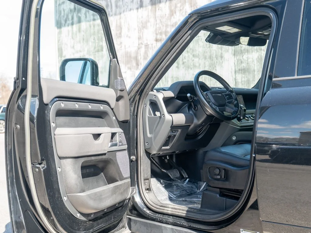 Used 2023 Black Land Rover X-Dynamic SE image 11
